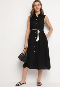 Born2be - Czarna Koszulowa Sukienka z Wiskozy o Rozkoszowanym Kroju Wiązaniem z Frędzlami Zenbia. Okazja: na co dzień. Typ kołnierza: kołnierzyk klasyczny. Kolor: czarny. Materiał: wiskoza. Typ sukienki: koszulowe. Styl: klasyczny, casual, elegancki #6
