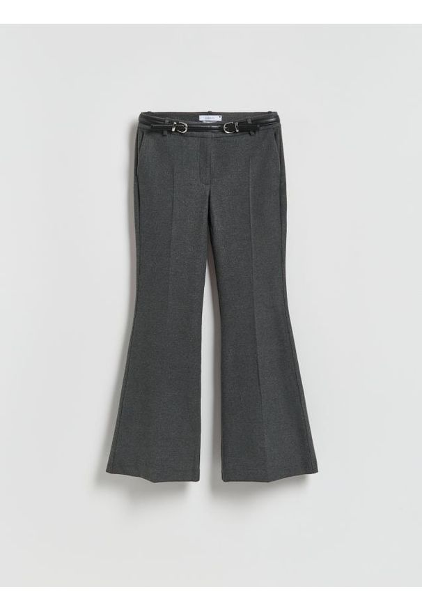Reserved - Spodnie z paskiem - szary. Kolor: szary. Materiał: wiskoza, tkanina