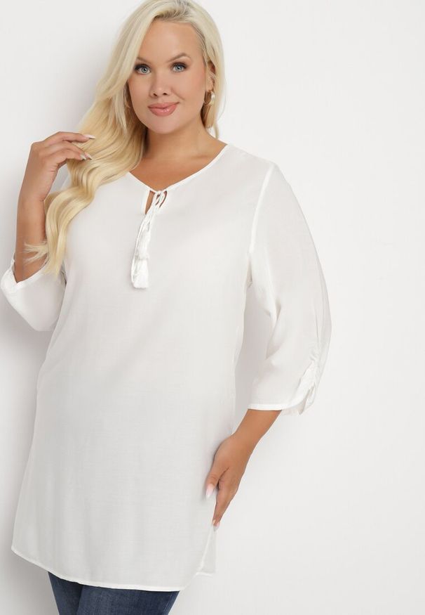 Born2be - Biała Wiązana Tunika Ozdobiona Troczkami Eviras. Okazja: na co dzień. Kolor: biały. Materiał: jeans, skóra. Wzór: aplikacja. Styl: elegancki, casual