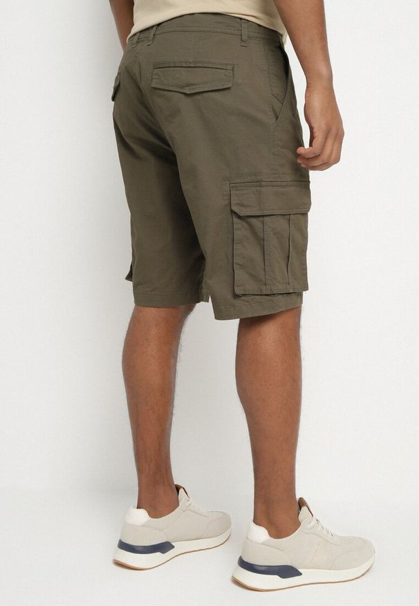 Born2be - Ciemnozielone Bawełniane Szorty Cargo z Bocznymi Kieszeniami Vikiitae. Kolor: zielony. Materiał: bawełna. Styl: elegancki