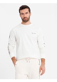 Ombre Clothing - Bawełniany męski longsleeve U-neck z lampasami i nadrukiem na piersi – złamana biel V3 - Rozmiar: XXL. Materiał: bawełna. Długość rękawa: długi rękaw. Wzór: nadruk. Styl: klasyczny, sportowy #9