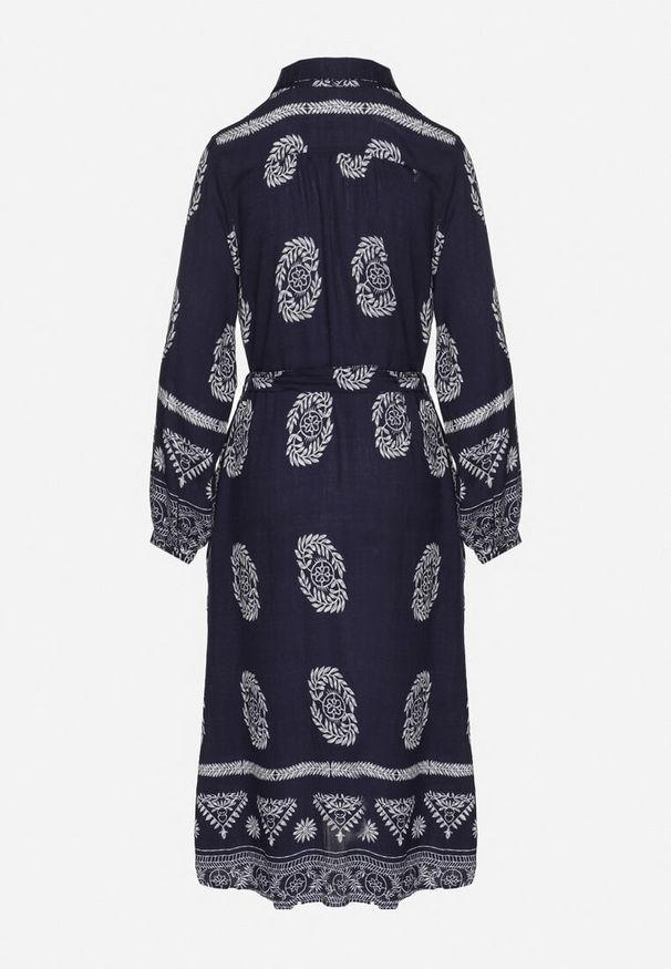 Born2be - Granatowa Koszulowa Sukienka Ozdobiona Ornamentalnym Wzorem z Wiązanym Paskiem Roriola. Okazja: na co dzień, do pracy. Kolor: niebieski. Materiał: tkanina, wiskoza, skóra. Wzór: aplikacja. Typ sukienki: koszulowe. Styl: casual, elegancki, klasyczny