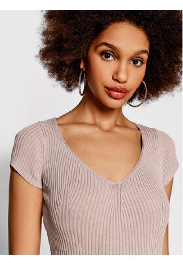 Guess Sukienka dzianinowa Lynx W2RK46 Z2UK0 Beżowy Slim Fit. Kolor: beżowy. Materiał: syntetyk