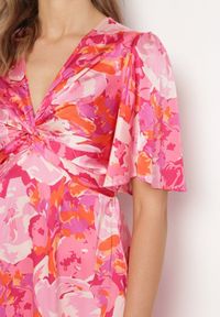 Born2be - Różowa Rozkloszowana Sukienka z Marszczonym Dekoltem i Gumką w Pasie Ozdobiona Rozcięciami Balpia. Okazja: na co dzień. Kolor: różowy. Długość rękawa: krótki rękaw. Wzór: aplikacja. Typ sukienki: proste. Styl: casual, elegancki #6