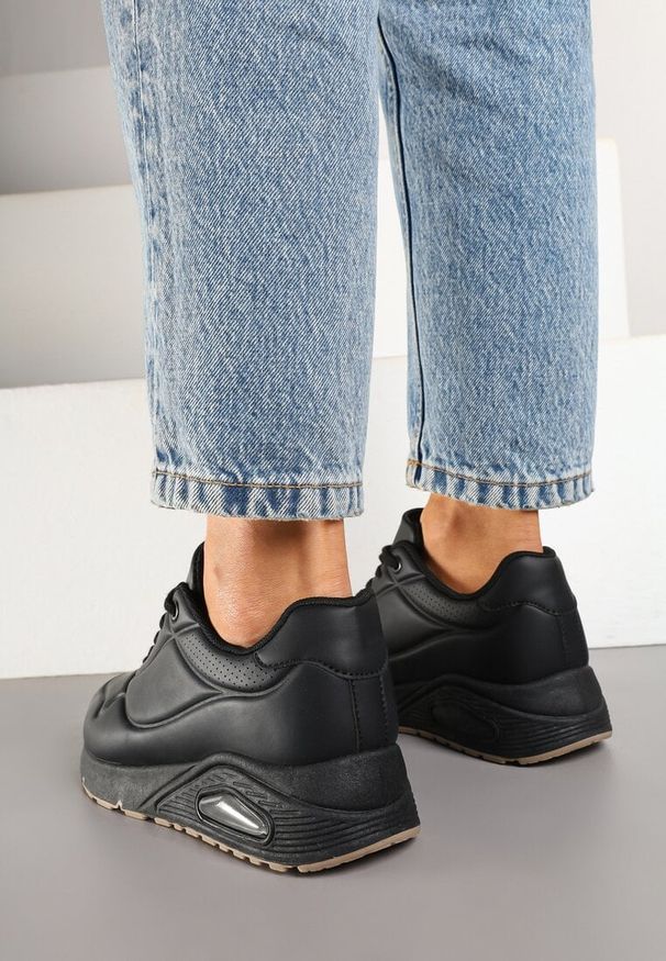 Born2be - Czarne Sneakersy z Perforacją i Tłoczeniem Senalistra. Okazja: na co dzień. Kolor: czarny. Materiał: jeans