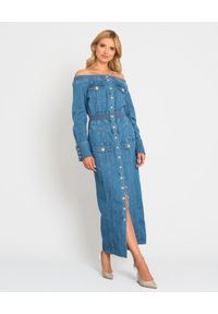 Balmain - BALMAIN - Jeansowa sukienka maxi. Kolor: niebieski. Materiał: jeans. Długość rękawa: długi rękaw. Typ sukienki: z odkrytymi ramionami. Długość: maxi #1