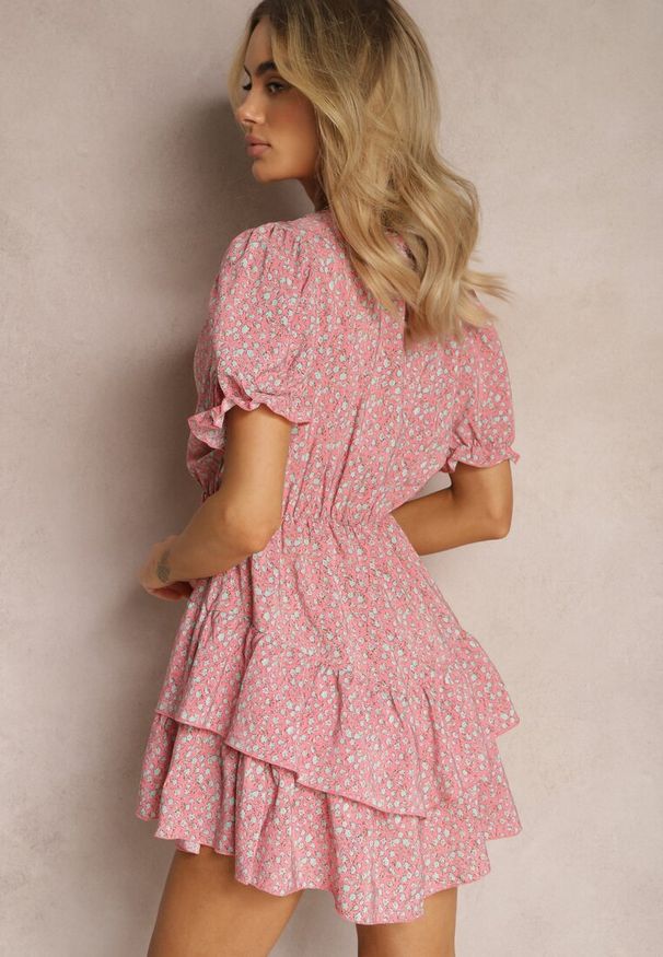 Renee - Różowa Krótka Sukienka Letnia z Gumką w Talii i Falbankami Jasimra. Typ kołnierza: kołnierz z falbankami. Kolor: różowy. Wzór: kwiaty. Sezon: lato. Styl: wakacyjny. Długość: mini