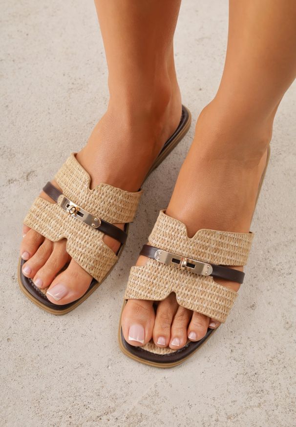 Renee - Brązowe Plecione Klapki z Metaliczną Ozdobą i Wycięciami Eledeia. Kolor: brązowy. Materiał: jeans. Wzór: aplikacja. Sezon: lato. Styl: boho