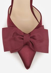 Renee - Bordowe Szpilki o Satynowym Wykończeniu z Aplikacją w Kształcie Kokardy Gihaen. Okazja: do pracy. Kolor: czerwony. Materiał: satyna. Wzór: aplikacja. Obcas: na szpilce #4