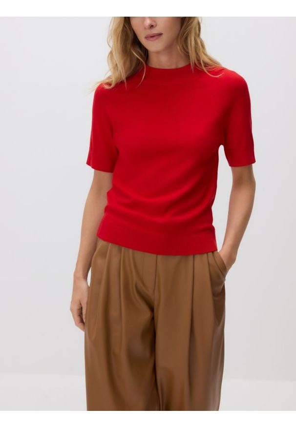 Reserved - Gładki sweter - czerwony. Kolor: czerwony. Materiał: wiskoza, dzianina. Wzór: gładki