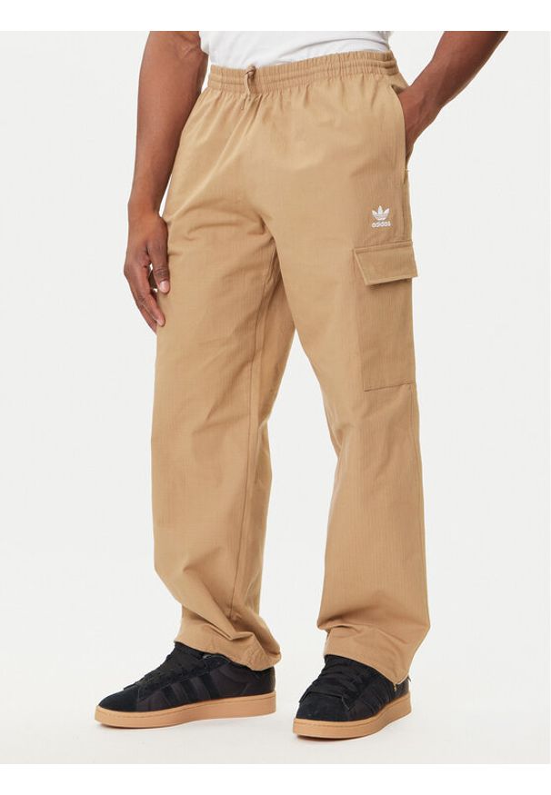 Adidas - adidas Spodnie dresowe Trefoil Essentials JX3912 Beżowy Loose Fit. Kolor: beżowy. Materiał: bawełna