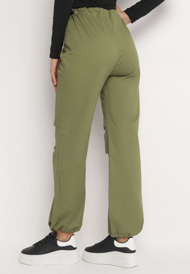Born2be - Zielone Szerokie Spodnie ze Stoperami Dalfo. Kolor: zielony