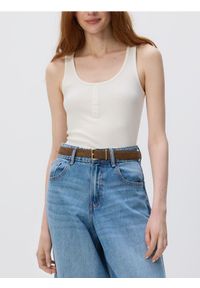 Reserved - Top na ramiączkach z modalem - złamana biel. Materiał: dzianina, prążkowany. Długość rękawa: na ramiączkach #1
