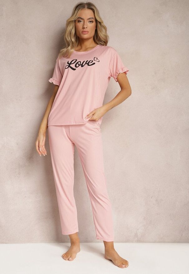 Renee - Różowy 2-Częściowy Komplet Piżamowy Koszulka z Napisem i Proste Spodnie Niela. Kolor: różowy. Wzór: napisy