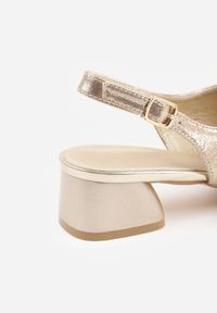 Born2be - Złote Sandały Vices na Słupku z Ozdobnym Pomponem i Skórzaną Wkładką Agistra. Okazja: na co dzień. Zapięcie: sprzączka. Kolor: złoty. Materiał: skóra. Sezon: wiosna, lato. Obcas: na słupku. Styl: elegancki, klasyczny, casual #8