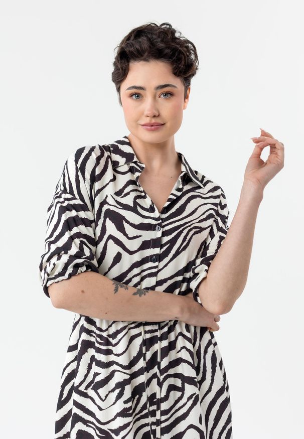 Volcano - Sukienka z wzorem zebra G-LIVIUM. Kolekcja: plus size. Materiał: wiskoza, materiał. Długość rękawa: krótki rękaw. Wzór: motyw zwierzęcy. Typ sukienki: dla puszystych. Styl: klasyczny, wakacyjny