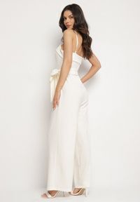 Born2be - Jasnobeżowy Kombinezon Ozdobiony Paskiem z Szerokimi Nogawkami Deolise. Kolor: beżowy. Długość rękawa: na ramiączkach. Wzór: aplikacja. Styl: elegancki #4