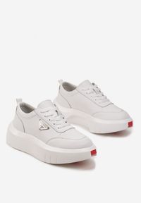 Born2be - Białe Sneakersy ze Skóry Naturalnej na Platformie Rilafi. Zapięcie: klamry. Kolor: biały. Materiał: skóra. Obcas: na platformie #5