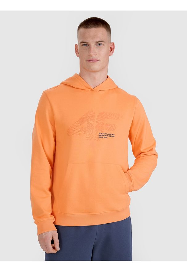 4f - 4F Bluza dresowa nierozpinana z kapturem męska - pomarańczowa M. Okazja: na co dzień. Typ kołnierza: kaptur. Kolor: pomarańczowy. Materiał: dresówka. Wzór: gładki, nadruk, napisy, ze splotem. Styl: casual, sportowy