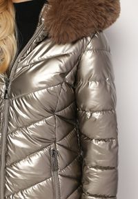 Born2be - Złota Metaliczna Kurtka Pikowana z Kapturem Eclaris. Okazja: na co dzień. Typ kołnierza: kaptur. Kolor: złoty. Materiał: jeans, futro. Długość rękawa: długi rękaw. Długość: długie. Wzór: aplikacja. Styl: casual, elegancki #4