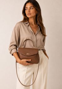 Born2be - Brązowa Elegancka Torebka Listonoszka o Fasonie Kuferka z Rączką i Klapą Thexan. Kolor: brązowy. Wzór: gładki. Styl: elegancki #1