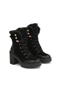 Kazar - Czarne botki na grubym obcasie z zamszu i skóry licowej. Kolor: czarny. Materiał: syntetyk, futro, zamsz, skóra. Szerokość cholewki: normalna. Sezon: jesień, zima. Obcas: na obcasie. Styl: elegancki, street. Wysokość obcasa: średni #4