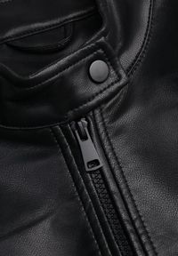 Renee - Czarna Kurtka Ramoneska o Klasycznym Kroju ze Stójką Leaniore. Typ kołnierza: kołnierzyk stójkowy. Kolor: czarny. Materiał: jeans, skóra, poliester. Wzór: aplikacja. Styl: klasyczny #8