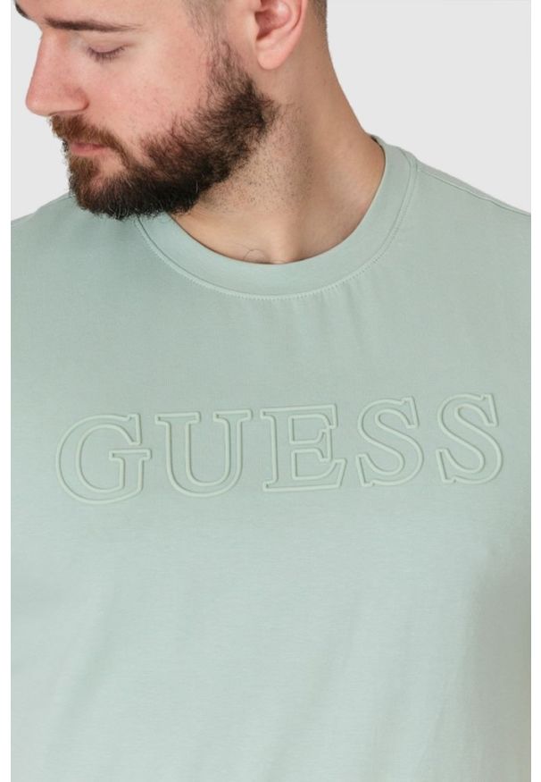 Guess - GUESS Pistacjowy t-shirt męski z wytłaczanym logo, Rozmiar XL. Kolor: zielony. Wzór: aplikacja