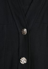 Born2be - Czarna Sukienka Koszulowa z Bawełną Wiskozą i Ozdobnymi Guzikami Parranes. Okazja: na co dzień. Kolor: czarny. Materiał: wiskoza, bawełna. Typ sukienki: koszulowe. Styl: casual, klasyczny, elegancki #8