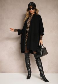 Renee - Czarny Kardigan Bez Zapięć Ozdobiony Guzikami i Wsuwanymi Kieszeniami Asindra. Okazja: na co dzień. Kolor: czarny. Materiał: jeans. Wzór: aplikacja. Styl: casual, elegancki