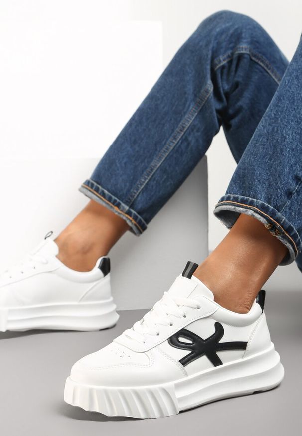 Renee - Biało-Czarne Sneakersy na Platformie Pheladia. Nosek buta: okrągły. Kolor: biały. Materiał: materiał. Szerokość cholewki: normalna. Wzór: aplikacja, geometria. Obcas: na platformie