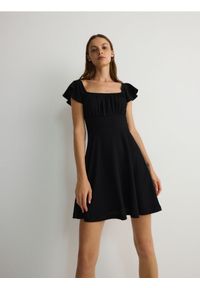 Reserved - Sukienka mini z falbanami - czarny. Kolor: czarny. Materiał: tkanina. Styl: klasyczny. Długość: mini #1