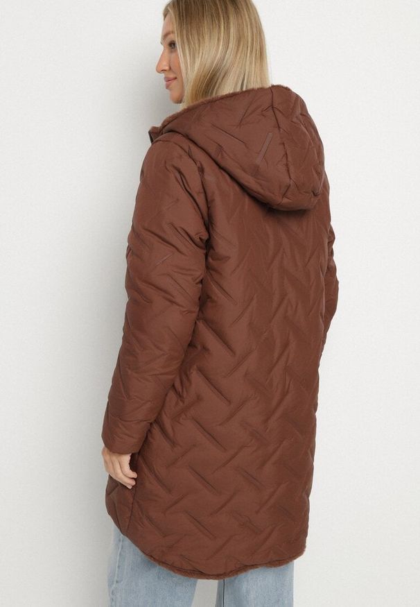 Born2be - Brązowa Długa Kurtka Dwustronna z Pikowanymi Przeszyciami i Kapturem Olidia. Okazja: na co dzień, na spacer. Kolor: brązowy. Materiał: poliester, dzianina, futro, jeans. Długość: długie. Styl: casual, elegancki