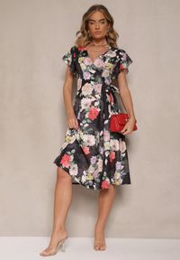 Renee - Czarna Kopertowa Sukienka w Kwiaty Atesalia. Okazja: na wesele, na co dzień, na imprezę, na ślub cywilny. Kolor: czarny. Wzór: kwiaty. Sezon: wiosna. Typ sukienki: kopertowe. Styl: klasyczny, elegancki, casual