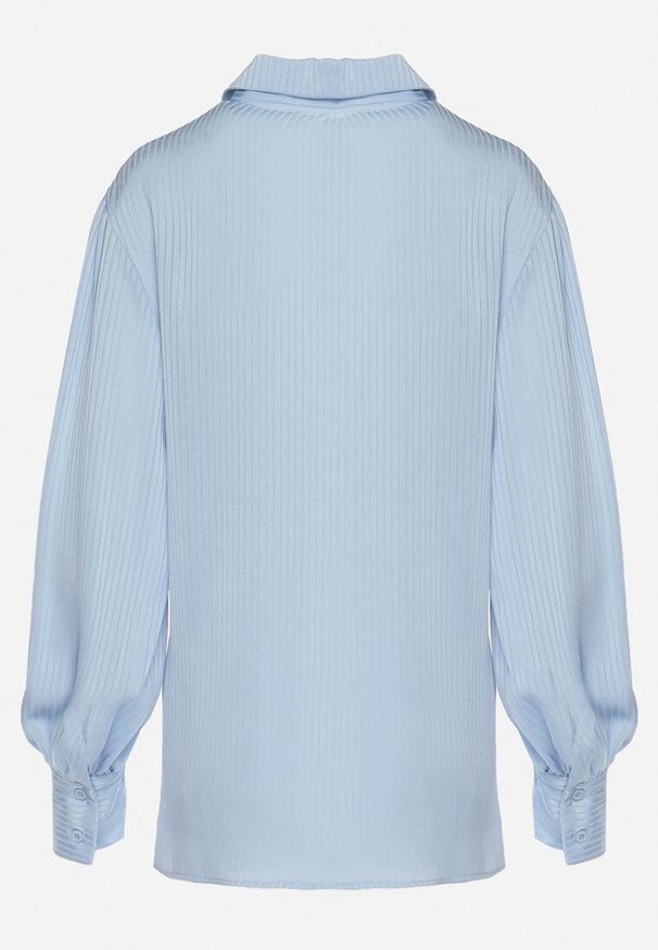 Born2be - Niebieska Plisowana Klasyczna Koszula Zapinana na Guziki Hollysun. Okazja: na co dzień, na spotkanie biznesowe. Kolor: niebieski. Materiał: jeans. Długość rękawa: długi rękaw. Długość: długie. Styl: klasyczny