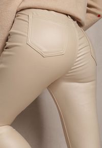 Renee - Jasnobeżowe Spodnie Skinny z Ekoskóry Zejomi. Stan: podwyższony. Kolor: beżowy. Materiał: skóra ekologiczna