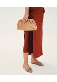 Kazar - Efektowna skórzana torebka z metalową ramą. Kolor: beżowy. Materiał: skórzane #8