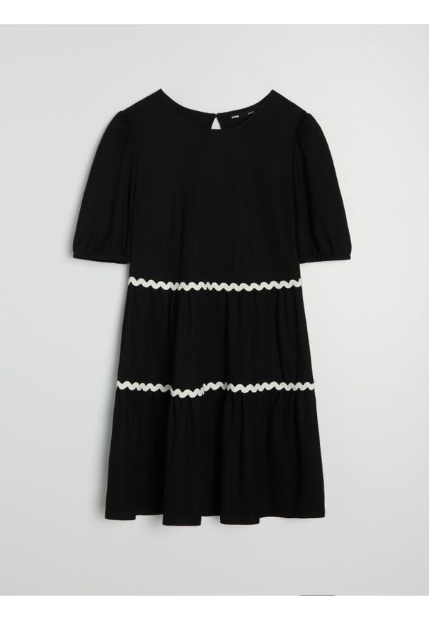 Sinsay - Sukienka mini babydoll z wiskozą - czarny. Kolor: czarny. Materiał: wiskoza. Długość: mini