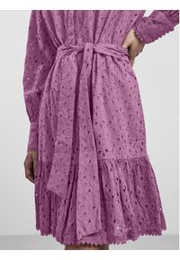 YAS Sukienka codzienna 26029394 Fioletowy Regular Fit. Okazja: na co dzień. Kolor: fioletowy. Materiał: bawełna. Typ sukienki: proste. Styl: casual #4