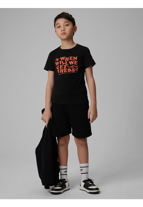 4f - 4F T-shirt regular z nadrukiem chłopięcy - czarny 122 (6-7 lat). Okazja: na spacer, na co dzień, na uczelnię. Kolor: czarny. Materiał: bawełna, jeans, materiał, dresówka. Wzór: nadruk. Sezon: lato. Styl: casual, klasyczny