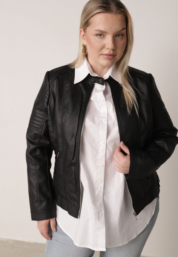 Born2be - Czarna Kurtka Ramoneska o Taliowanym Kroju ze Stójką na Nap Lissae. Okazja: na co dzień. Typ kołnierza: kołnierzyk stójkowy. Kolekcja: plus size. Kolor: czarny. Materiał: jeans. Styl: casual, elegancki, klasyczny