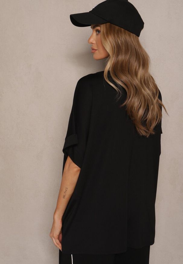 Renee - Czarny T-shirt z Wiskozą o Fasonie Nietoperza Tanalitha. Okazja: na co dzień. Kolor: czarny. Materiał: wiskoza. Styl: casual