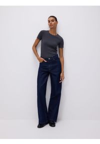 Reserved - T-shirt w prążek - ciemnoszary. Kolor: szary. Materiał: dzianina, bawełna. Wzór: prążki #1