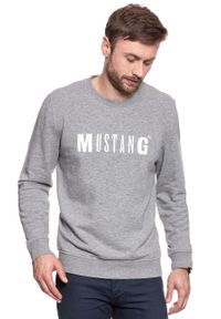 Mustang - MUSTANG BLUZA Logo Sweatshirt MID GREY MELANGE 1006290 4140. Kolor: szary. Wzór: nadruk, melanż