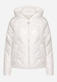 Born2be - Biała Pikowana Kurtka z Kapturem Ozdobiona Naszywką Rilumia. Okazja: na co dzień. Typ kołnierza: kaptur. Kolor: biały. Materiał: jeans. Wzór: aplikacja. Styl: casual #4
