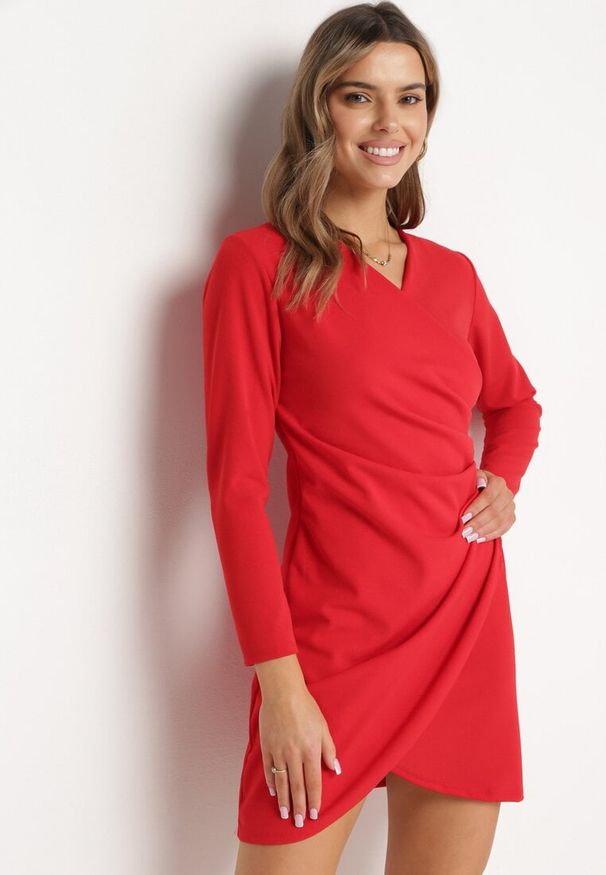 Born2be - Czerwona Sukienka Kopertowa z Ozdobnym Marszczeniem Ohildria. Kolor: czerwony. Typ sukienki: kopertowe. Styl: elegancki
