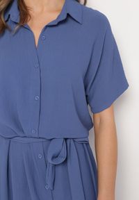 Born2be - Granatowa Sukienka Wiskozowa o Luźnym Koszulowym Kroju Wiązana w Talii Rionella. Kolor: niebieski. Materiał: wiskoza. Długość rękawa: krótki rękaw. Sezon: lato. Typ sukienki: koszulowe. Styl: klasyczny #3