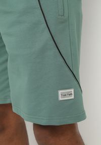 Born2be - Zielone Dresowe Szorty Bermudy z Ozdobnymi Przeszyciami Nitarria. Okazja: na co dzień. Kolor: zielony. Materiał: dresówka. Styl: sportowy, klasyczny, elegancki, casual #4