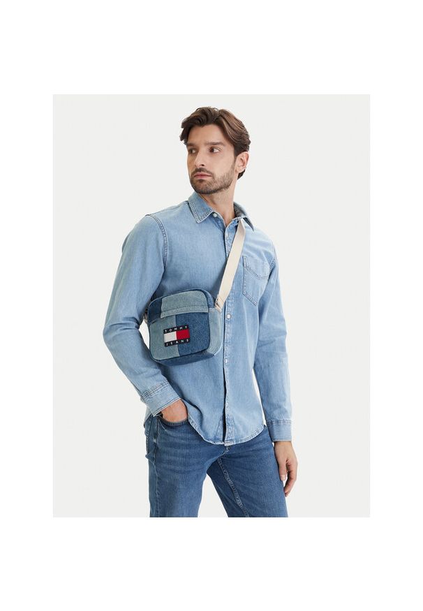 Saszetka Tommy Jeans. Kolor: niebieski. Materiał: denim