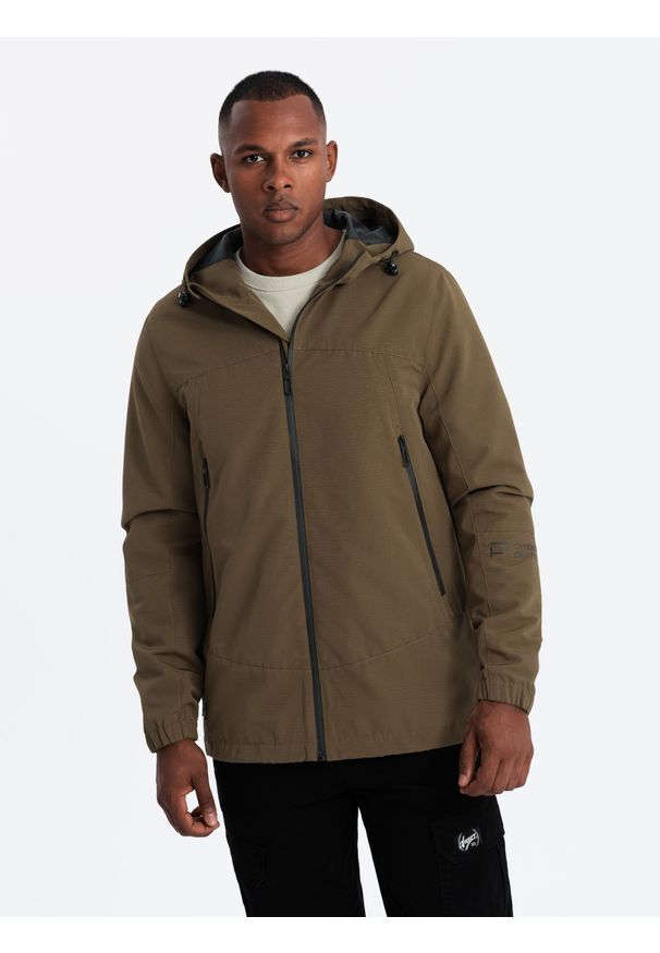 Ombre Clothing - Lekka męska kurtka typu sztormiak z kapturem – brązowa V2 - Rozmiar: L. Typ kołnierza: kaptur. Kolor: brązowy. Materiał: guma, tkanina, poliester, materiał. Wzór: aplikacja, ze splotem, napisy
